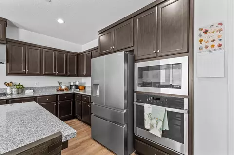 Kitchen - 179 Ocean Ct, Tulare, CA 93274 photo 3 of 6