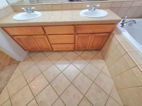 Bath - 2447 S Beech Dr, Visalia, CA 93292 photo 3 of 6