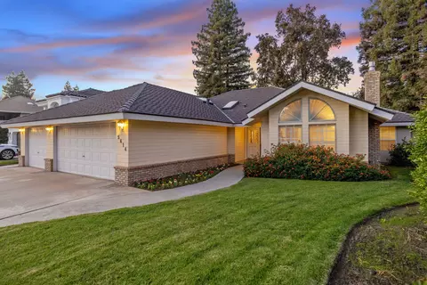 5614 W Prospect Dr, Visalia, CA 93291