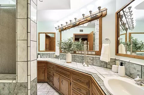 Bath - 16895 Rd 30 12, Madera, CA 93636 photo 5 of 7