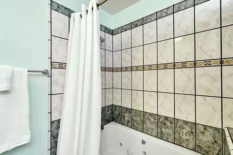 Bath - 16895 Rd 30 12, Madera, CA 93636 photo 4 of 7