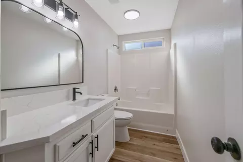 Bath - 1633 Chase Ave, Corcoran, CA 93212 photo 1 of 2