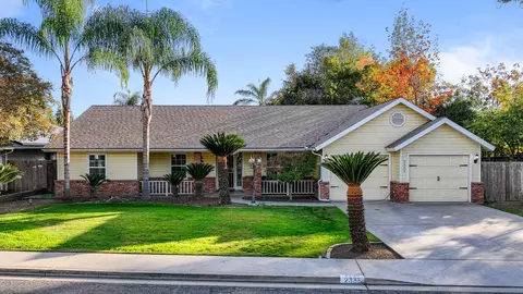 2335 E Harvard Ct, Visalia, CA 93292