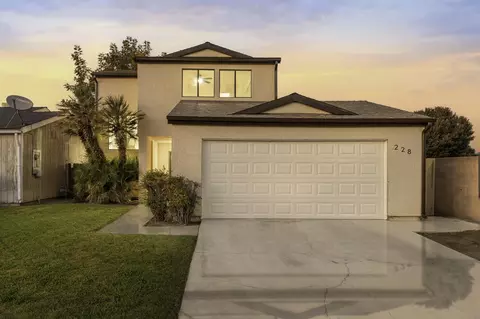 Exterior - 228 E Harold Ct, Visalia, CA 93291 photo 2 of 11