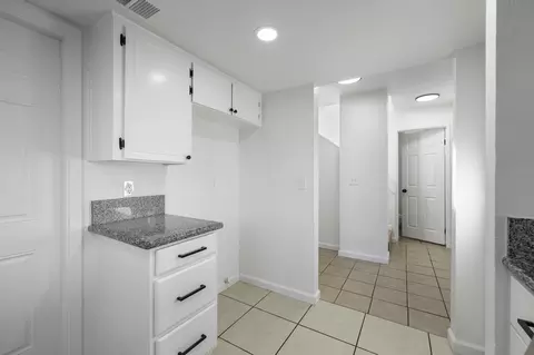 Entry Way - 228 E Harold Ct, Visalia, CA 93291 photo 2 of 9