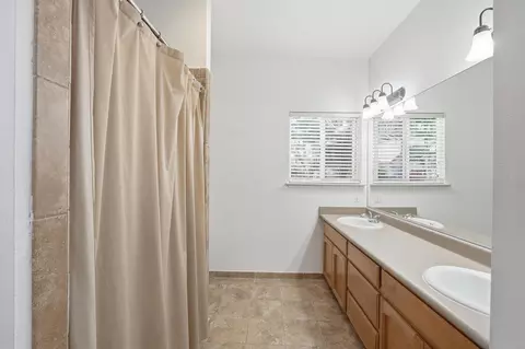 Bath - 1692 Maple Ct, Tulare, CA 93274 photo 4 of 5