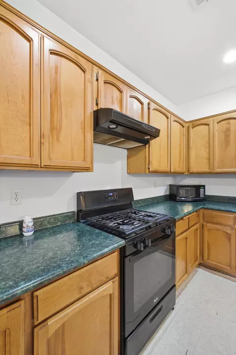 Kitchen - 1692 Maple Ct, Tulare, CA 93274 photo 4 of 7