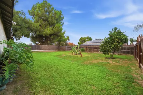 Exterior - 1692 Maple Ct, Tulare, CA 93274 photo 7 of 10