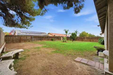 1692 Maple Ct, Tulare, CA 93274