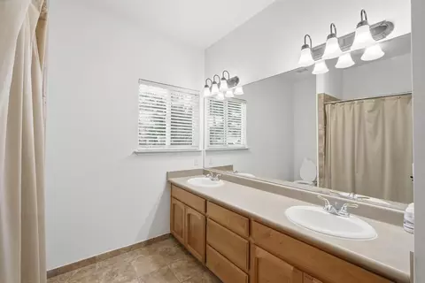 Bath - 1692 Maple Ct, Tulare, CA 93274 photo 3 of 5