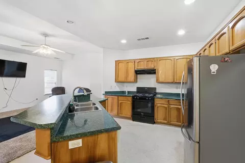 Kitchen - 1692 Maple Ct, Tulare, CA 93274 photo 6 of 7