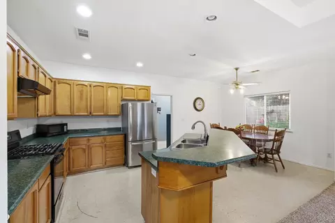 Kitchen - 1692 Maple Ct, Tulare, CA 93274 photo 2 of 7