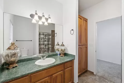Bath - 1692 Maple Ct, Tulare, CA 93274 photo 2 of 5
