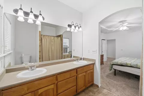 Bath - 1692 Maple Ct, Tulare, CA 93274 photo 5 of 5