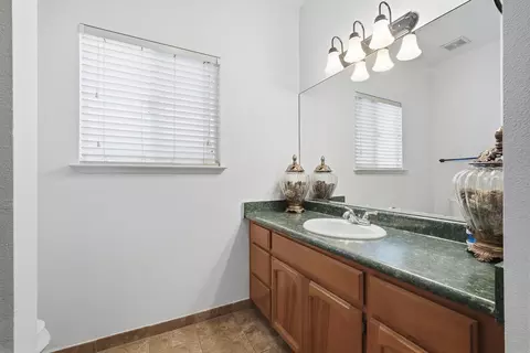 Bath - 1692 Maple Ct, Tulare, CA 93274 photo 1 of 5