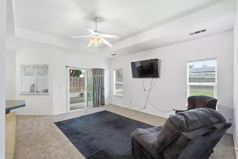 Living - 1692 Maple Ct, Tulare, CA 93274 photo 1 of 2