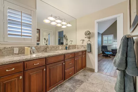 Bath - 250 E Chestnut Ct, Visalia, CA 93292 photo 5 of 8