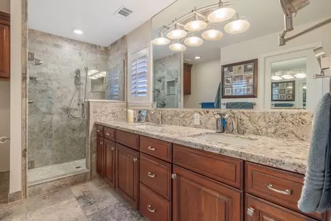 Bath - 250 E Chestnut Ct, Visalia, CA 93292 photo 4 of 8