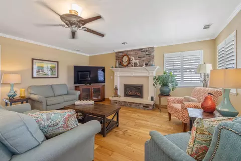 Living - 250 E Chestnut Ct, Visalia, CA 93292 photo 1 of 3
