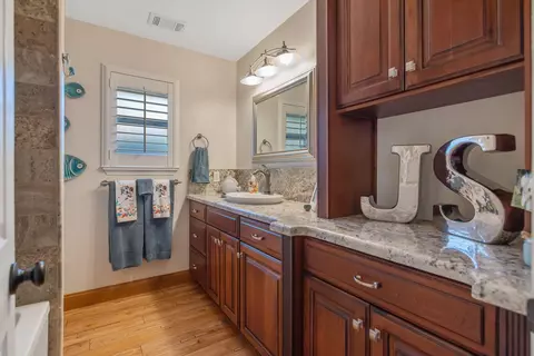 Bath - 250 E Chestnut Ct, Visalia, CA 93292 photo 1 of 8