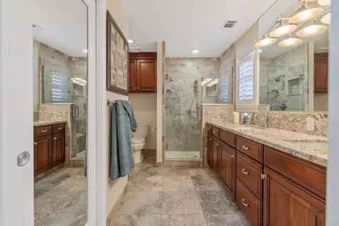 Bath - 250 E Chestnut Ct, Visalia, CA 93292 photo 3 of 8