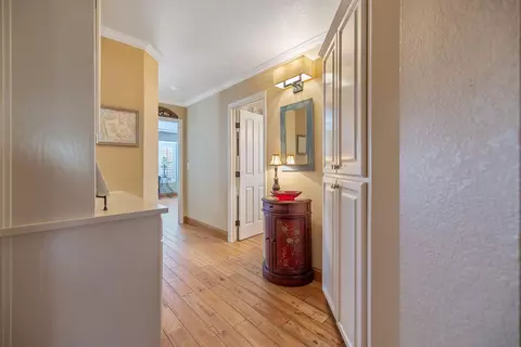 Entry Way - 250 E Chestnut Ct, Visalia, CA 93292 photo 5 of 8