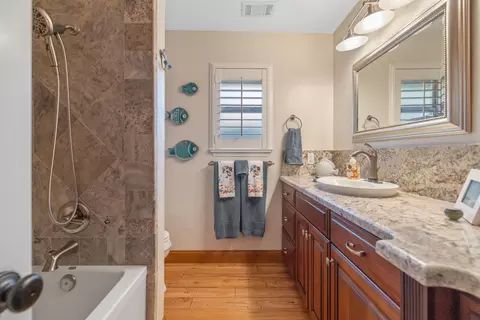 Bath - 250 E Chestnut Ct, Visalia, CA 93292 photo 2 of 8
