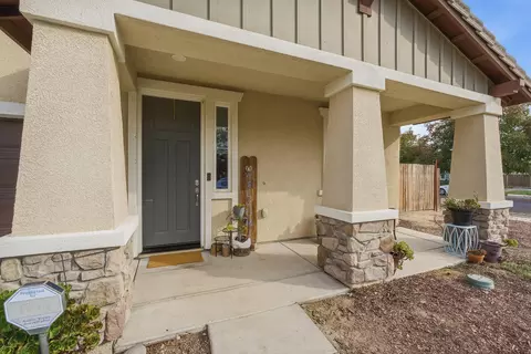1056 Pebble Dr, Lemoore, CA 93245 photo 3
