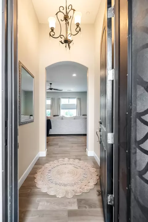 Entry Way - 2007 E Walnut Ave, Tulare, CA 93274 photo 3 of 7