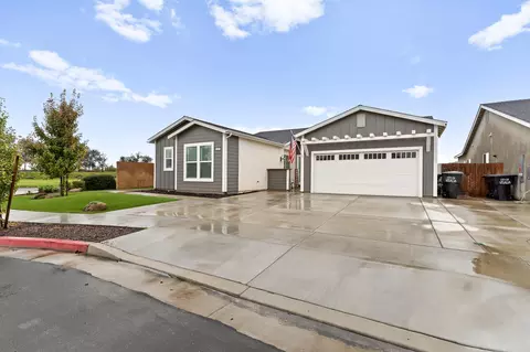 443 E Tyler Ct, Visalia, CA 93291 photo 2