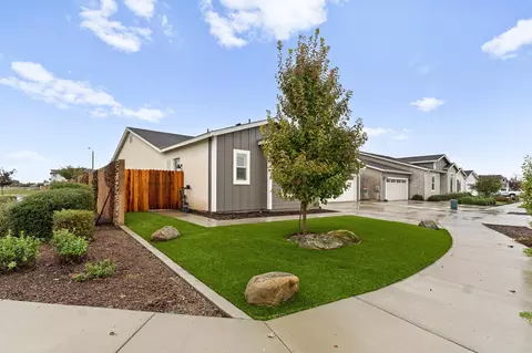 443 E Tyler Ct, Visalia, CA 93291 photo 3