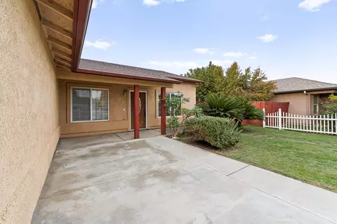202 E Robin Ave, Visalia, CA 93291 photo 5