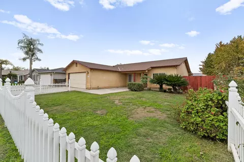 202 E Robin Ave, Visalia, CA 93291 photo 2
