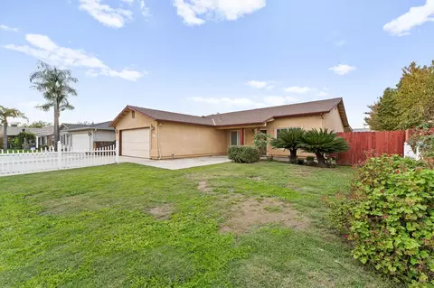 202 E Robin Ave, Visalia, CA 93291 photo 3