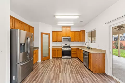 202 E Robin Ave, Visalia, CA 93291 photo 12
