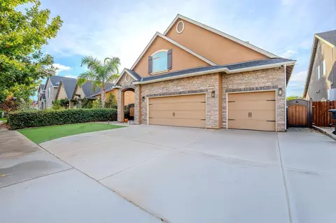 2241 N Sallee Ct, Visalia, CA 93291
