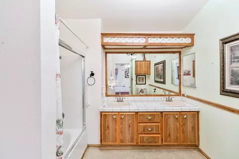 Bath - 5646 Dennis Rd, Ducor, CA 93218 photo 1 of 3