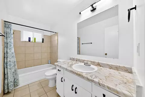 Bath - 539 Nelson St, Exeter, CA 93221 photo 2 of 3