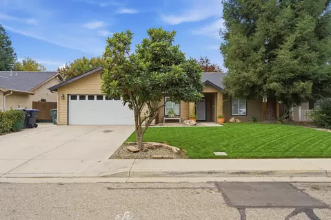 915 S Laguna St, Visalia, CA 93292