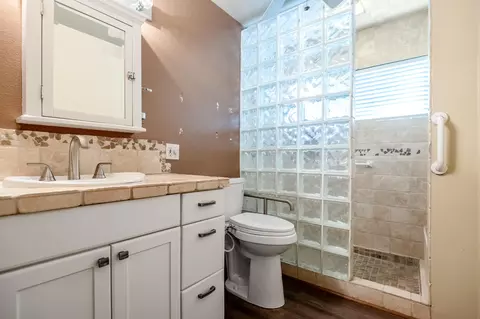 Bath - 31361 Palm Dr, Exeter, CA 93221 photo 1 of 4