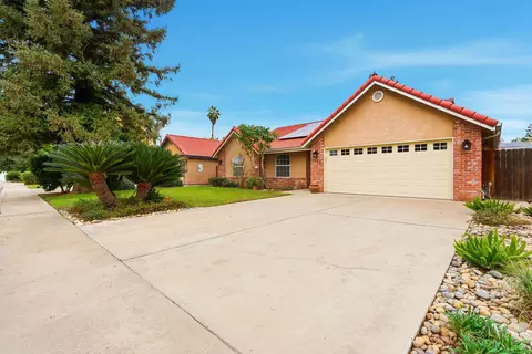 1126 N Crenshaw St, Visalia, CA 93291