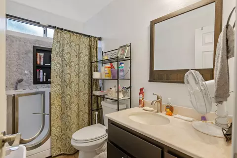 Bath - 606 N Orange Ave, Exeter, CA 93221 photo 1 of 2