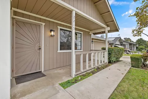 Exterior - 2215 E Myrtle Ct, Visalia, CA 93292 photo 4 of 10