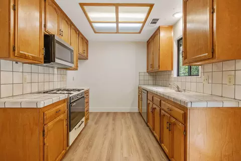 Kitchen - 2215 E Myrtle Ct, Visalia, CA 93292 photo 2 of 3