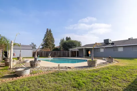 Exterior - 2414 E Paradise Ave, Visalia, CA 93292 photo 3 of 5