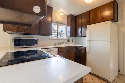 Kitchen - 2414 E Paradise Ave, Visalia, CA 93292 photo 2 of 3