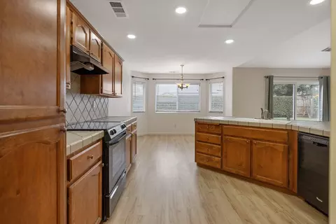 Kitchen - 2318 E Cherry Ave, Visalia, CA 93292 photo 4 of 4