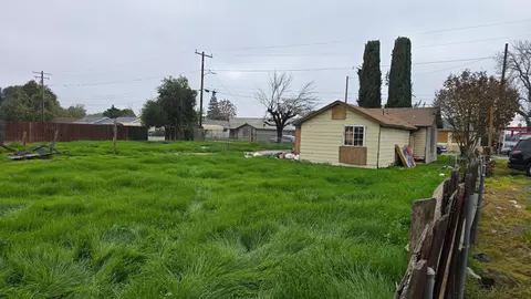 146 S Magnolia Ave, Farmersville, CA 93223