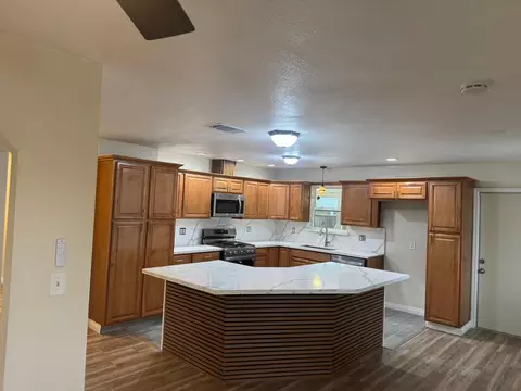 956 E Cinnamon Dr, Lemoore, CA 93245 photo 3
