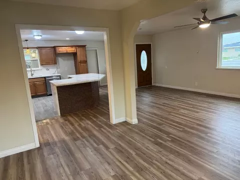 956 E Cinnamon Dr, Lemoore, CA 93245 photo 6